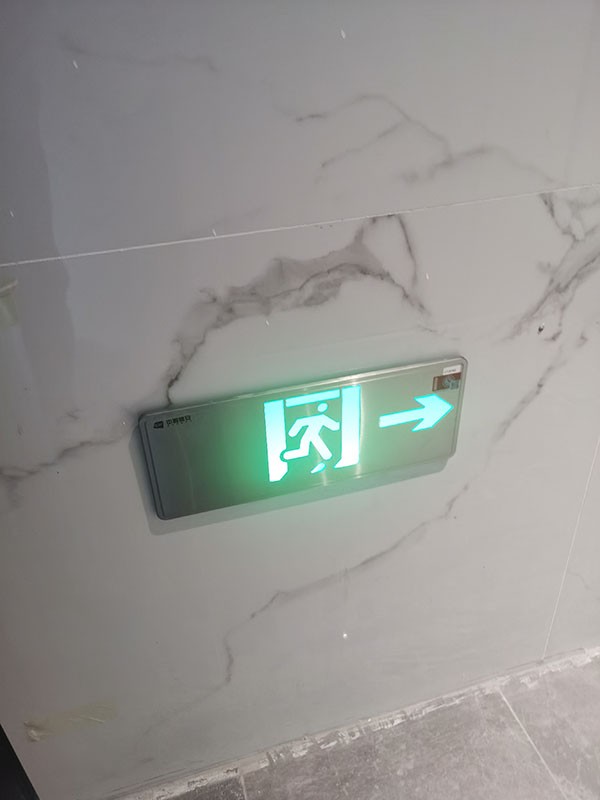 應(yīng)急疏散系統(tǒng)在復(fù)雜建筑結(jié)構(gòu)中的適用性如何？